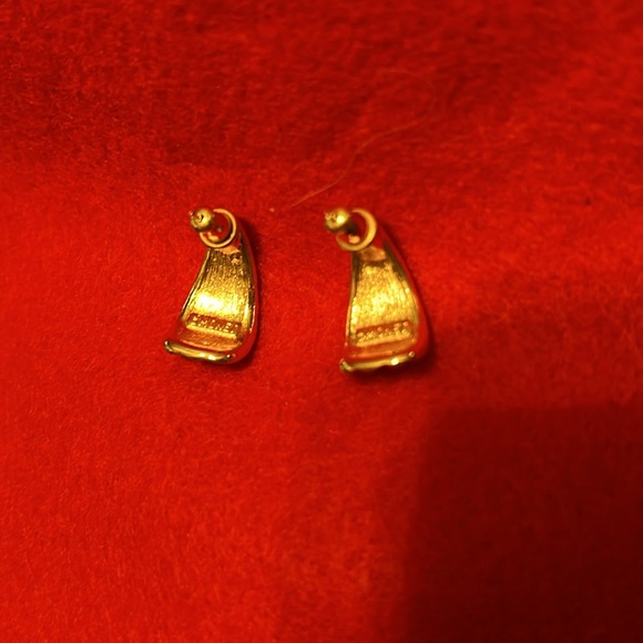 Women’s Beautiful Vintage Monet gold Fan pierced earrings 3/4” - Picture 5 of 5